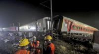 Rettungskräfte arbeiten an der Unglücksstelle, nach einem schweren Zugunglück im indischen Bundesstaat Odisha.