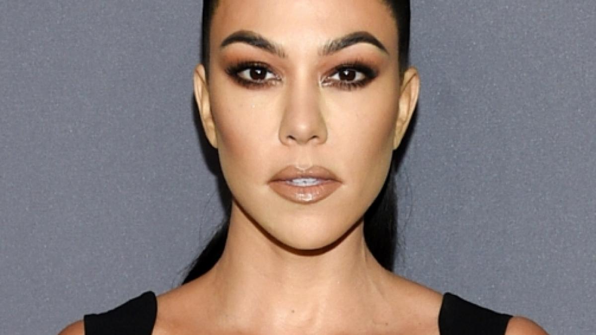 Kourtney Kardashian verz&uuml;ckt ihre Fans im Neon-Bikini. (Foto)