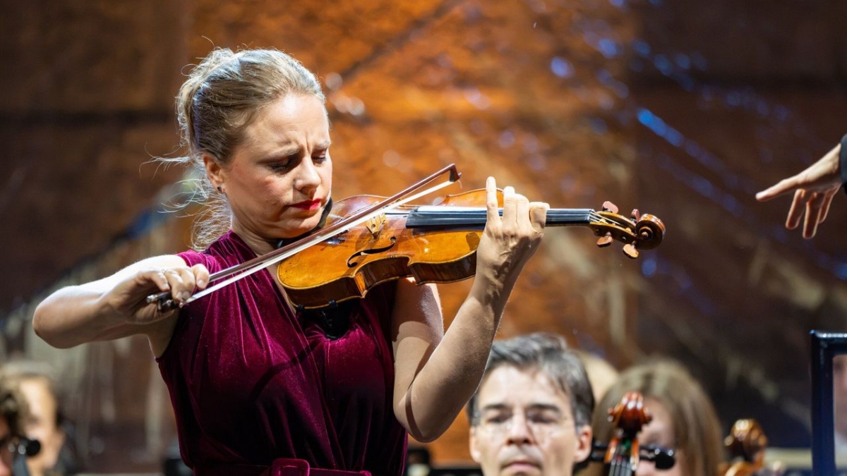 Julia Fischer auf Schloss Neuschwanstein bei 3sat (Foto)