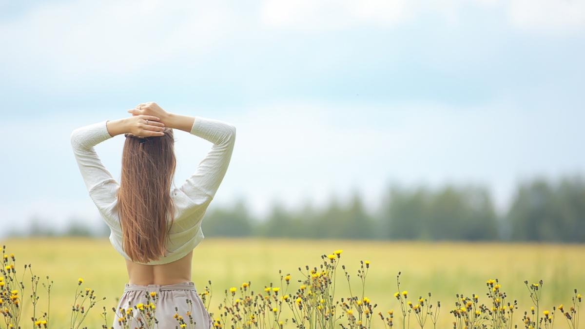 Nicole Poturalski zeigt sich ganz nat&uuml;rlich auf einer Blumenwiese. (Symbolbild) (Foto)