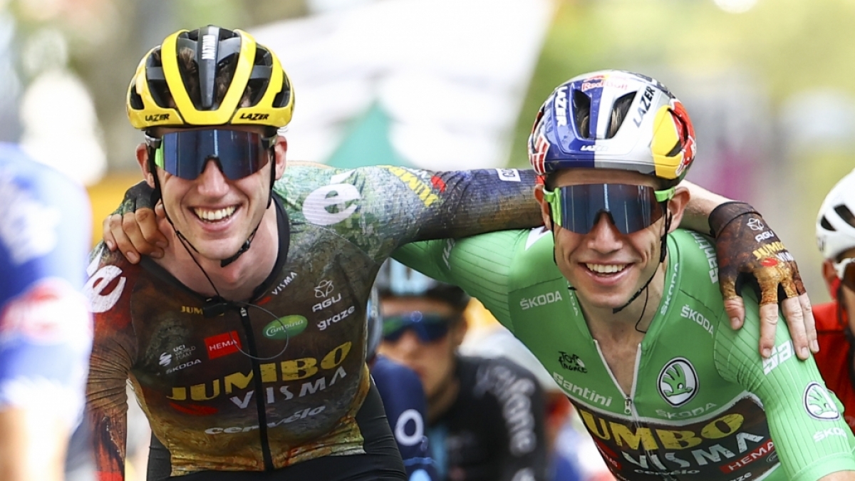 Der belgische Radprofi Nathan van Hooydonck (li.), hier neben Wout van Aert, ist bei einem Auto-Unfall schwer verletzt worden. (Foto)