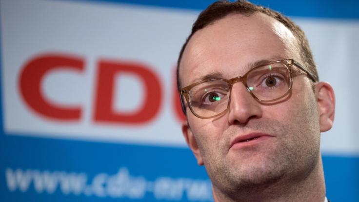 Jens Spahn will für das neue Pflegepaket Kinderlose mehr belasten.