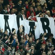 Alle Polizisten sind Bastarde - im Fußballstadion sind diese Plakate nicht erwünscht.