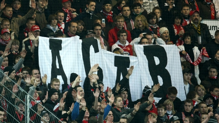 Alle Polizisten sind Bastarde - im Fußballstadion sind diese Plakate nicht erwünscht.