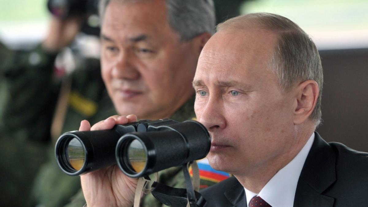 Geschockt muss Wladimir Putin mitansehen, wie die Ukraine etliche Russen-Panzer eiskalt ausl&ouml;scht. (Foto)