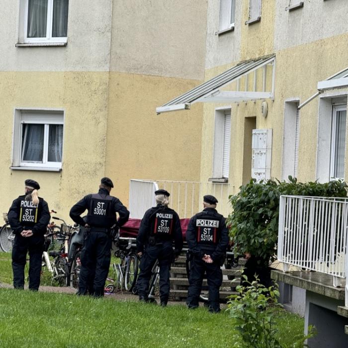 Messer-Angreifer sticht bei EM-Party auf Fußball-Fans ein - Polizei erschießt Täter