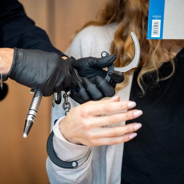 Frau (29) verbrüht Freundin aus Rache für Hundemord - Knast!
