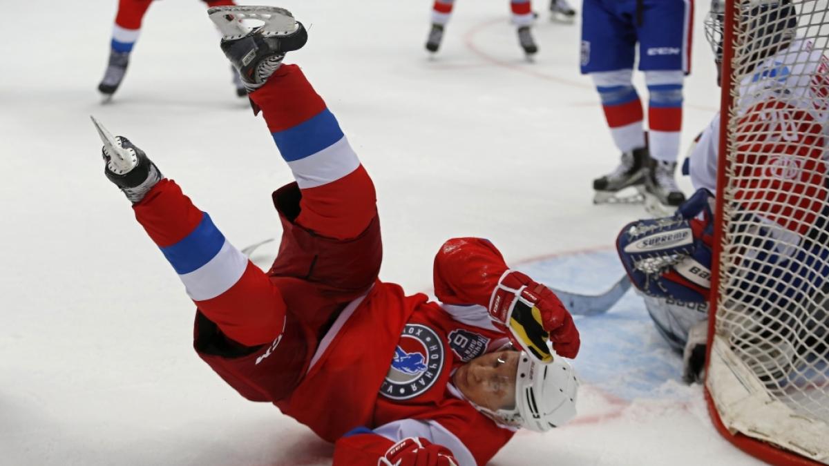 Wladimir Putin f&auml;llt am 10.05.2017 bei einem Eishockey-Showmatch mit russischen Eishockeylegenden in Sotschi (Russland). (Foto)