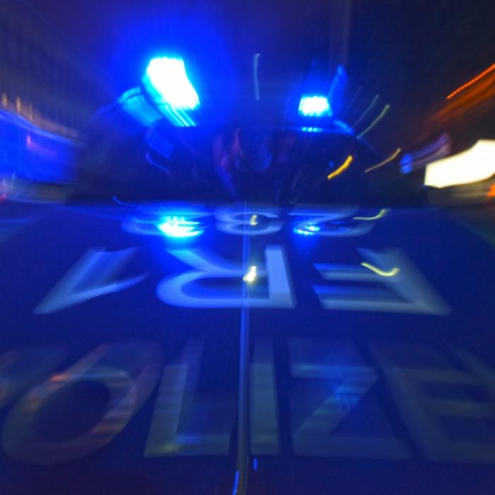 Täter auf der Flucht! Verletzte nach Schüssen und Pfefferspray-Attacke