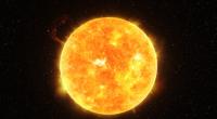 Ein Sonnenwind trifft die Erde.