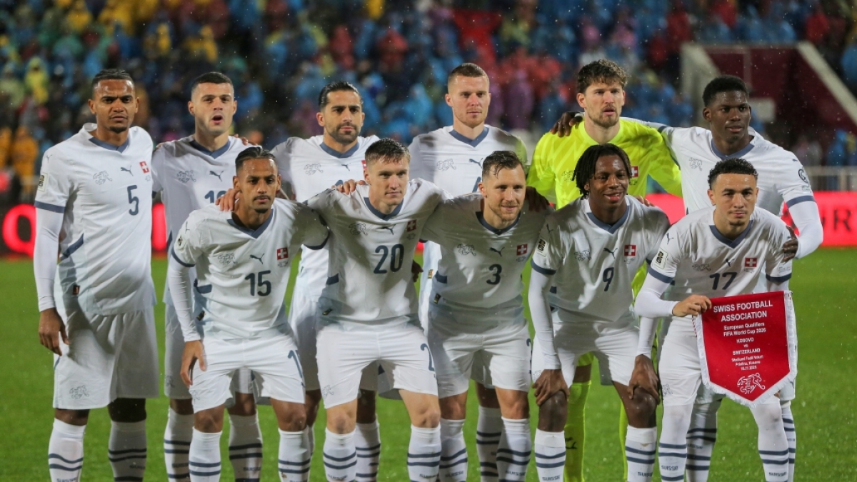 WM-Qualifikation Europa, Kosovo - Schweiz, Gruppenphase, Gruppe B, 6. Spieltag, Die Schweizer Startspieler posieren f&uuml;r ein Mannschaftsfoto. Die Schweiz nimmt an der Fu&szlig;ball-WM 2026 teil, am 18.11.2025. (Symbolbild) (Foto)