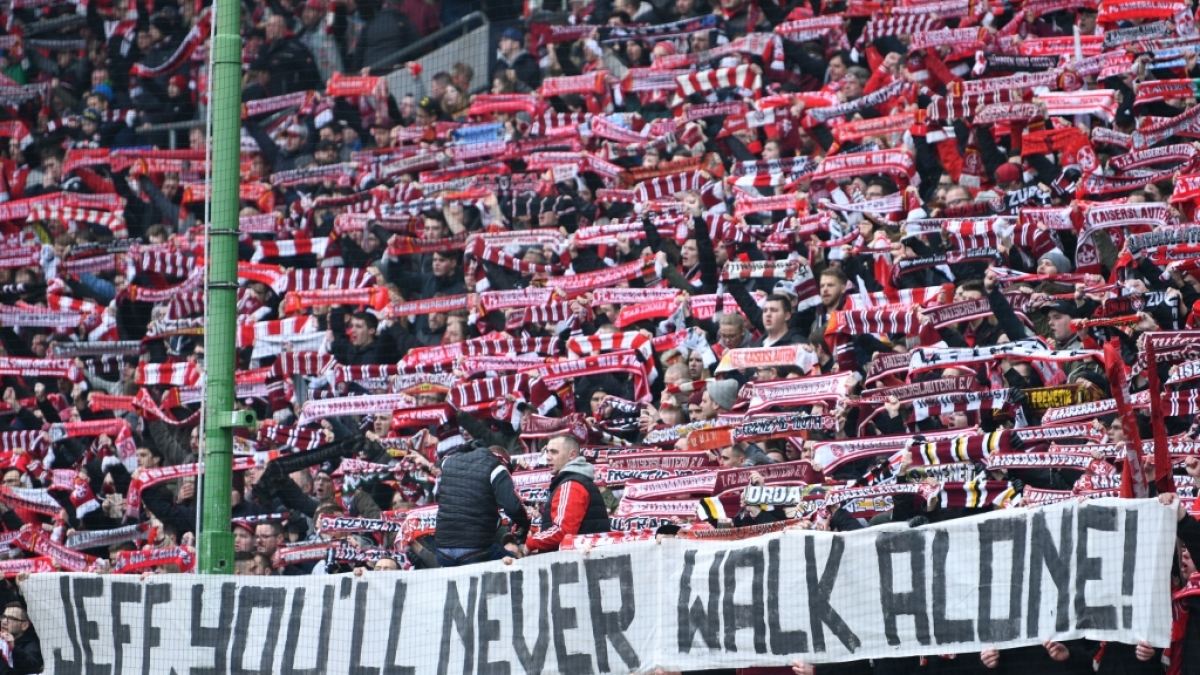 Die Kaiserslautern-Fans unterst&uuml;tzen ihre Mannschaft. (Symbolbild) (Foto)