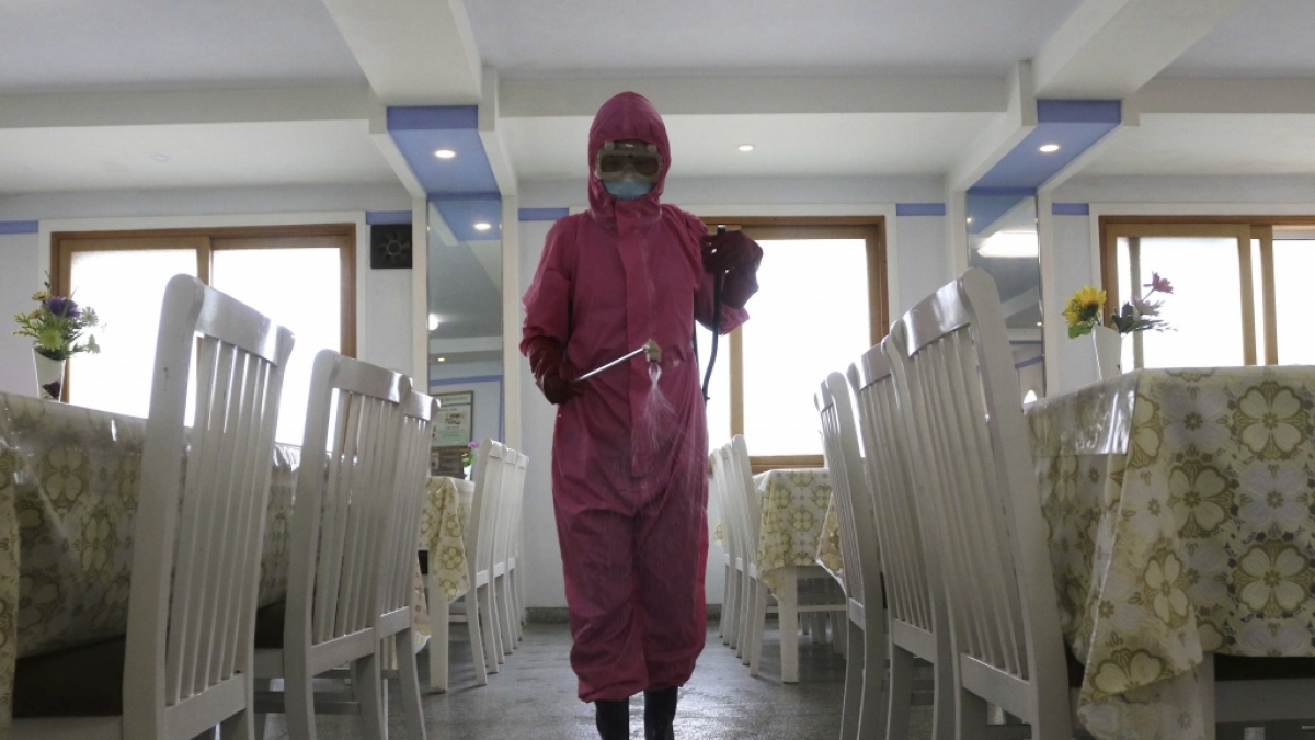 Ein Angestellter der Pj&ouml;ngjang Dental Hygiene Products Factory desinfiziert den Boden eines Speisesaals in der nordkoreanischen Hauptstadt. (Foto)