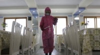 Ein Angestellter der Pjöngjang Dental Hygiene Products Factory desinfiziert den Boden eines Speisesaals in der nordkoreanischen Hauptstadt.