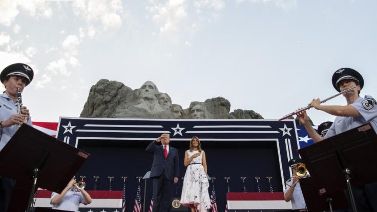 Donald Trump hat während der Nationalhymne salutiert, statt seine Hand auf sein Herz zu legen.
