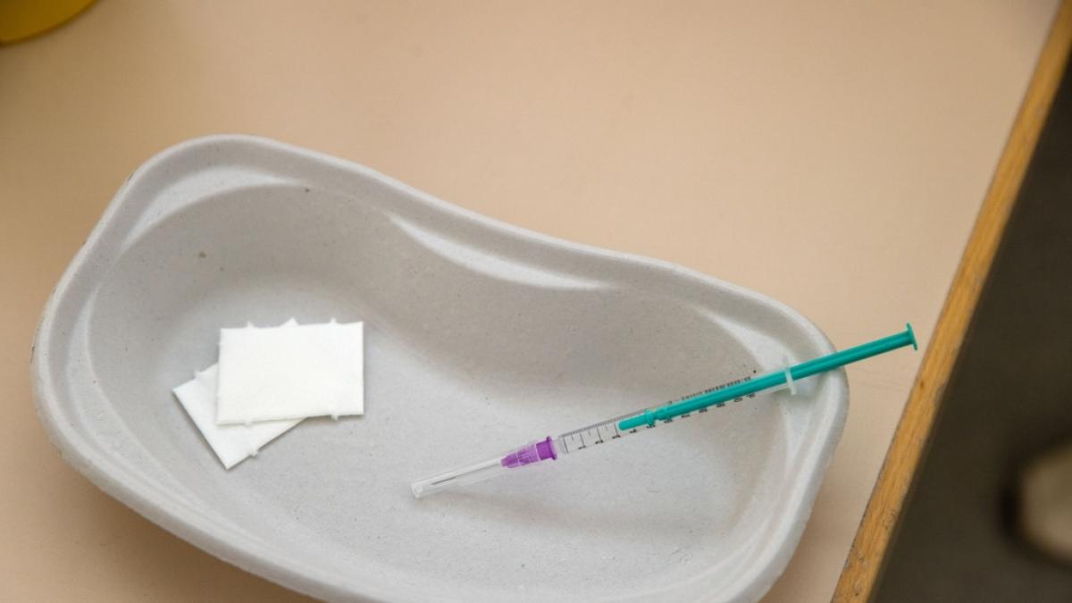 Drei Patienten sind nach der Impfung mit dem Vakzin von Astrazeneca an einem Schlaganfall erkrankt. (Foto)