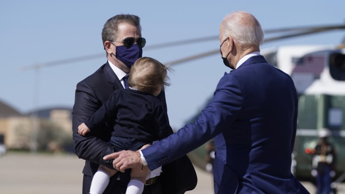 Hunter Biden, der seinen Sohn Beau auf dem Arm h&auml;lt, im Gespr&auml;ch mit seinem Vater Joe Biden. (Foto)