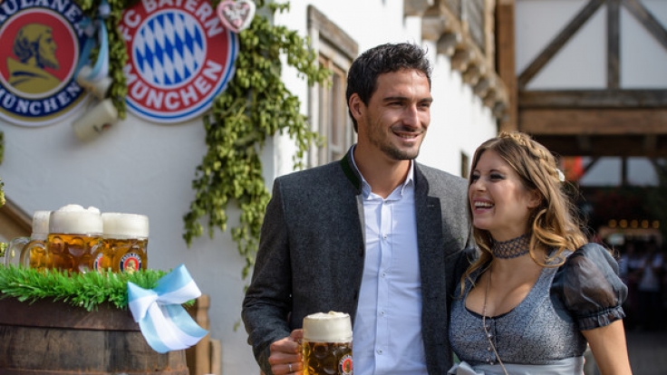 Cathy Hummels zusammen mit Mann Mats auf dem Oktoberfest 2017.