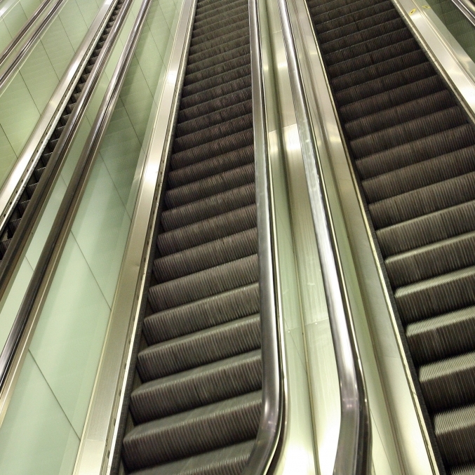 Kopfhaut eingrissen! Junge beinahe von Rolltreppe skalpiert