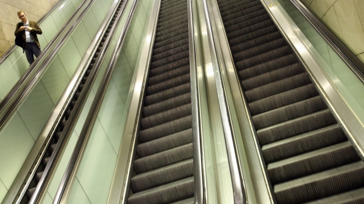 Rolltreppen versprechen eine trügerische Sicherheit: Ein Junge wurde bei einem Unfall fast skalpiert.