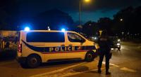 Unweit von Paris ist ein 47 Jahre alter Geschichtslehrer auf offener Straße enthauptet worden.