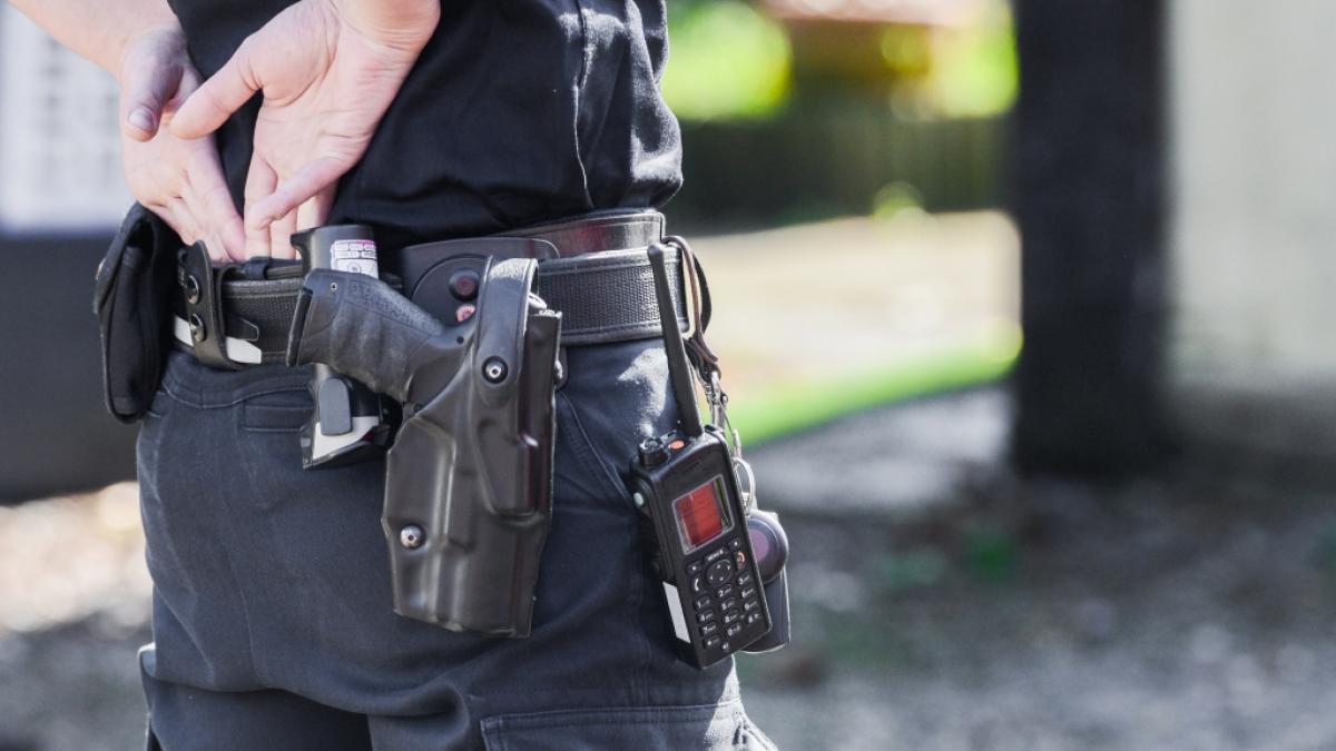 Ein Polizist hat mit seiner Dienstwaffe aus Versehen seinem kleinen Bruder in den Hals geschossen. (Symbolfoto) (Foto)