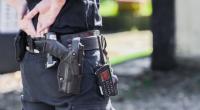 Ein Polizist hat mit seiner Dienstwaffe aus Versehen seinem kleinen Bruder in den Hals geschossen. (Symbolfoto)