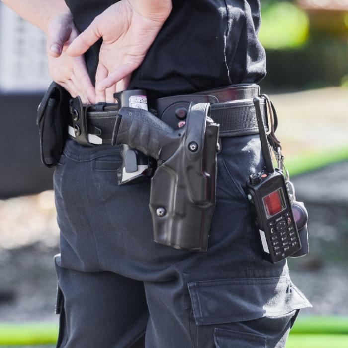 Er wollte ihm seine Dienstwaffe zeigen! Polizist (22) schießt jüngerem Bruder in den Hals