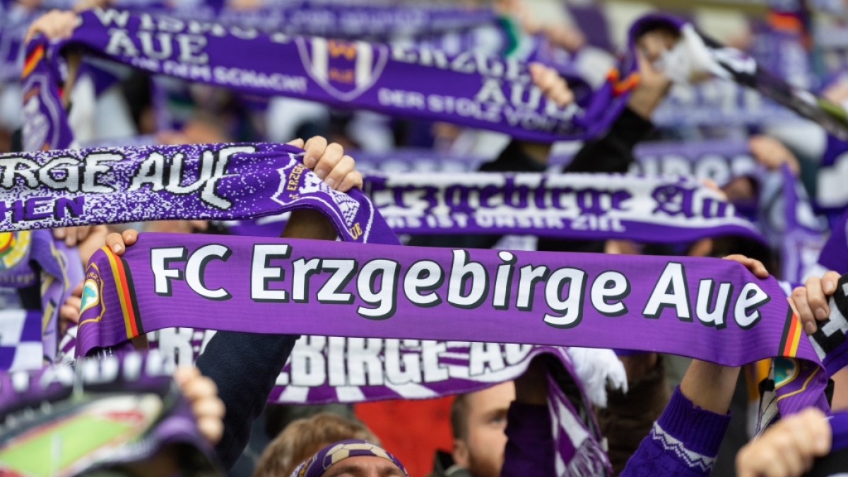 Mit ihren Schals zeigen die Fans von Erzgebirge Aue f&uuml;r welchen Verein ihr Hetz schl&auml;gt. (Symbolbild) (Foto)