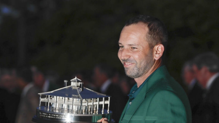 Golf: US-PGA-Tour - US Masters Einzel, Herren, Finalrunde am 09.04.2017 in Augusta, USA. Sergio Garcia aus Spanien hält die Sieger-Trophäe und trägt das Grüne Jacket.