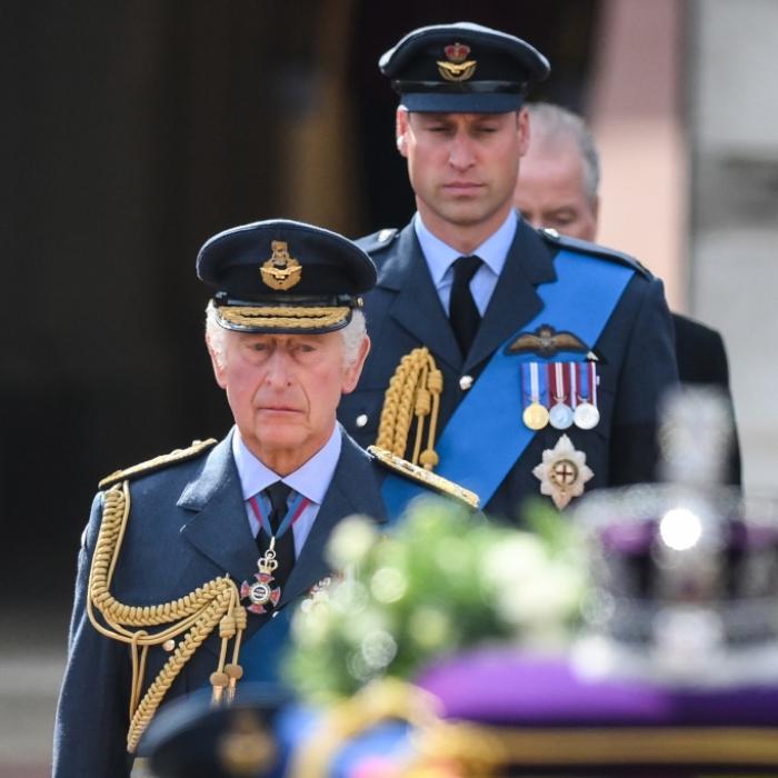 Überraschender Traditionsbruch! Prinz William von Charles gedemütigt
