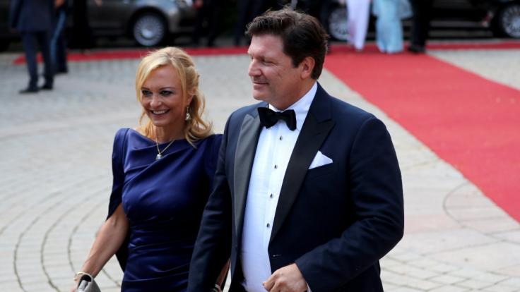 Schauspieler Francis Fulton-Smith und seine neue Freundin Claudia Maria Hillmeier bei der Premiere der diesjährigen Bayreuther Festspiele.