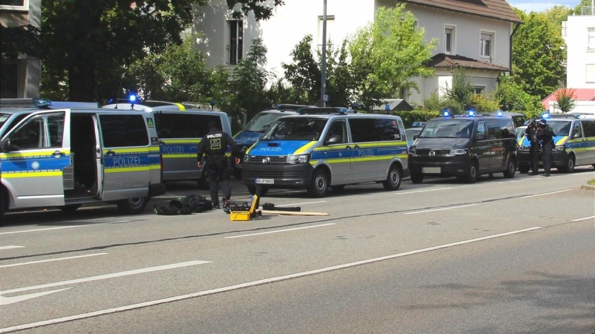 Polizisten sind im Einsatz. Bei einer Geiselnahme in einer Bankfiliale in Regensburg ist laut Polizei ein Mensch lebensbedrohlich verletzt worden. (Foto)