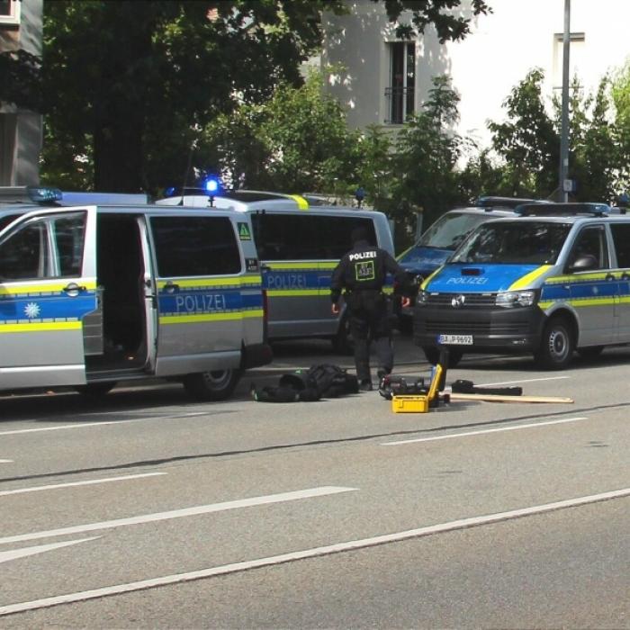 Täter mit Geiseln in Bank verschanzt - Person in Klinik