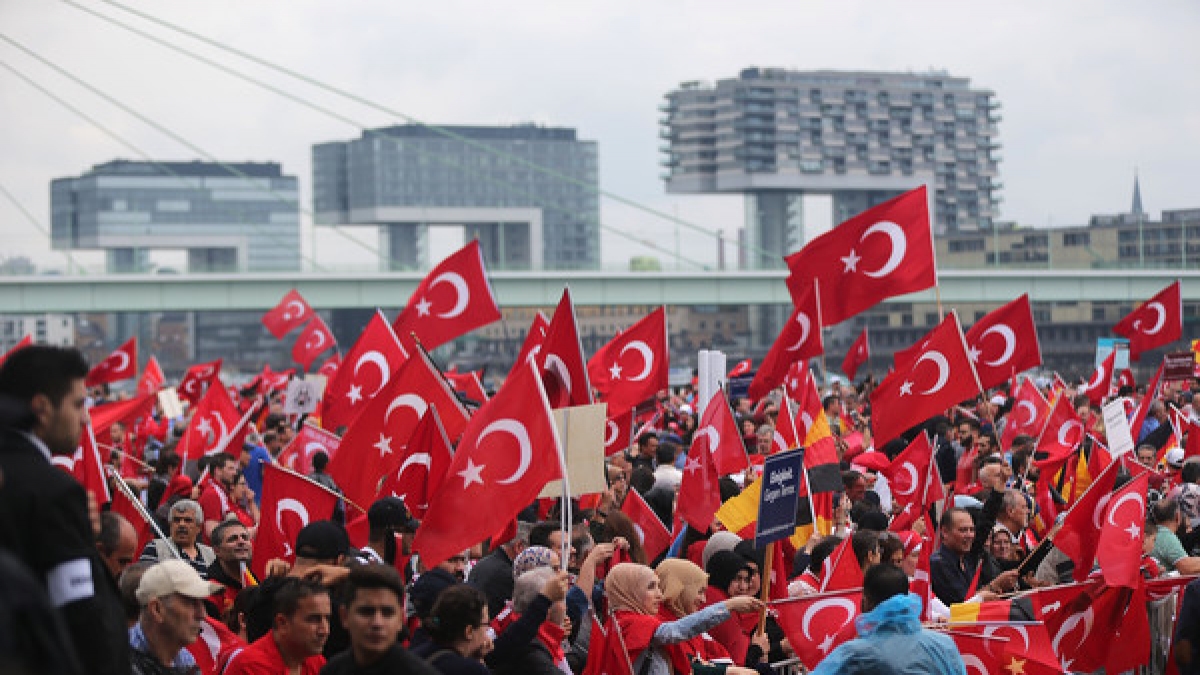 Anhänger des türkischen Staatspräsidenten Erdogan schwenken am 31.07.2016 in Köln (Nordrhein-Westfalen) türkische Fahnen. (Foto)