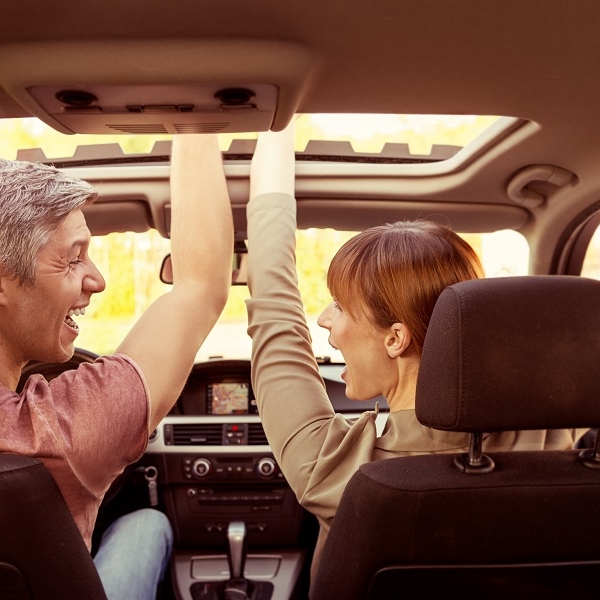 Wer im Auto laut mitsingt, lebt länger
