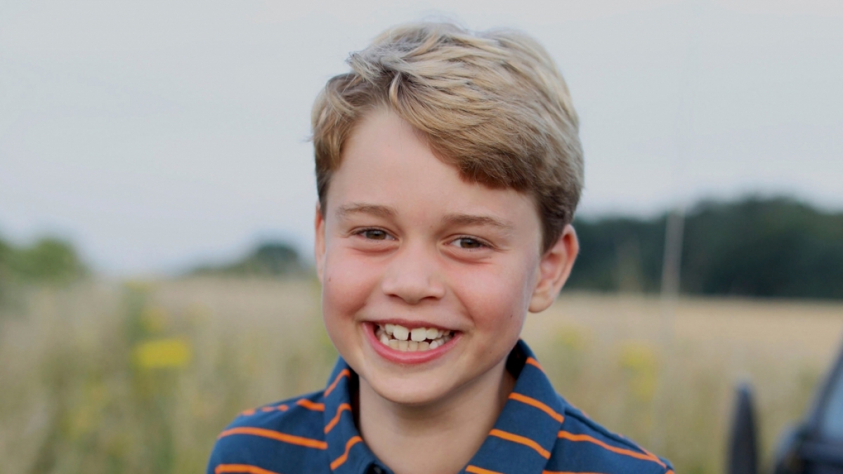 Prinz George strahlt auf seinem Geburtstagfoto in die Kamera. (Foto)