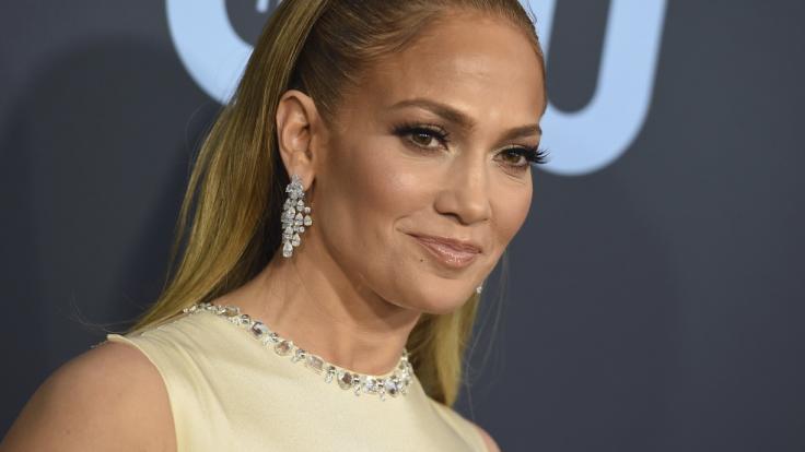 Jennifer Lopez bietet ihren Fans sandige Aussichten.