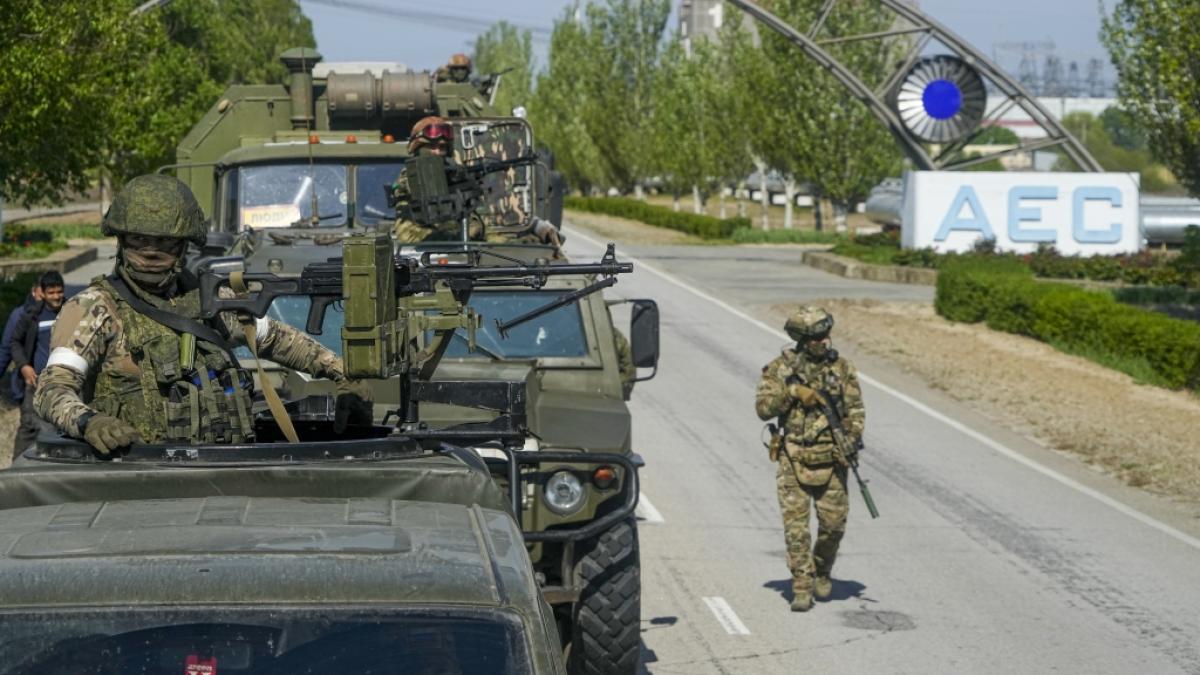 Ein russischer Milit&auml;rkonvoi steht auf der Stra&szlig;e zum Atomkraftwerk bei Saporischschja. (Foto)