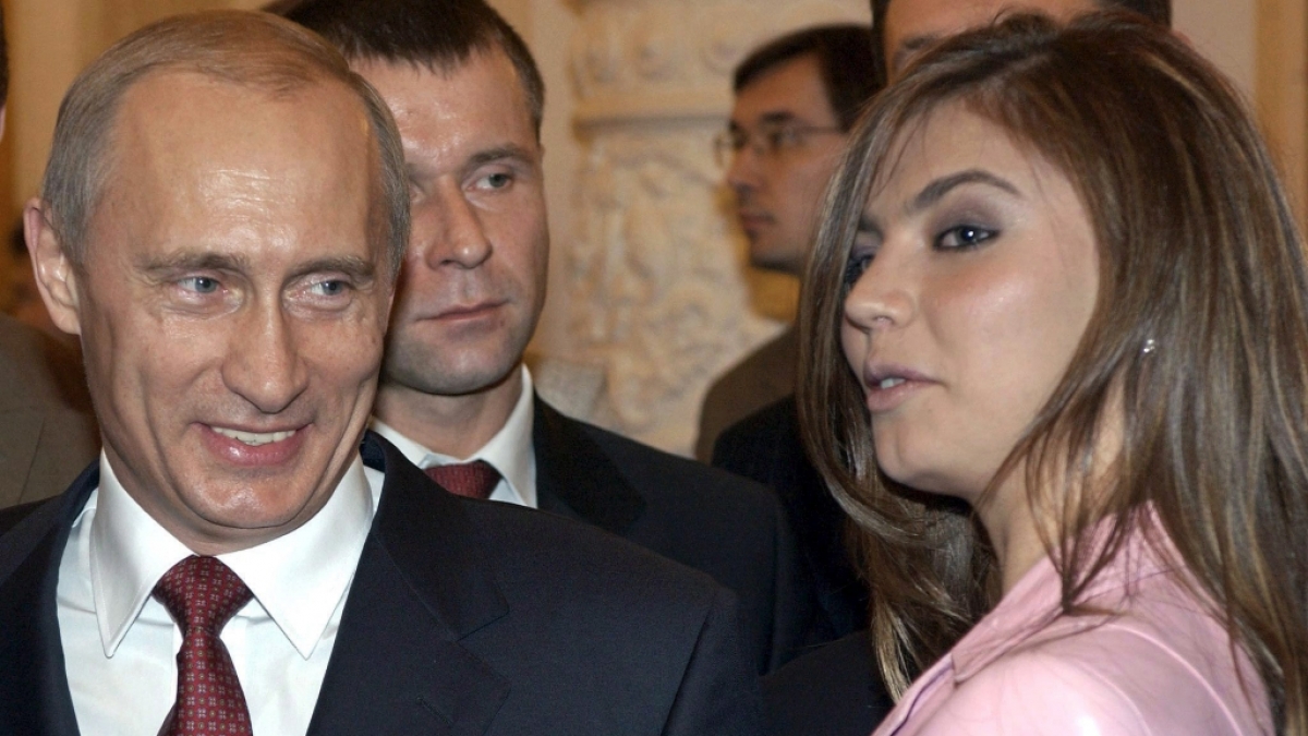 Hier zeigt sich Wladimir Putin mit seiner angeblichen Freundin Alina Kabajewa. (Foto)
