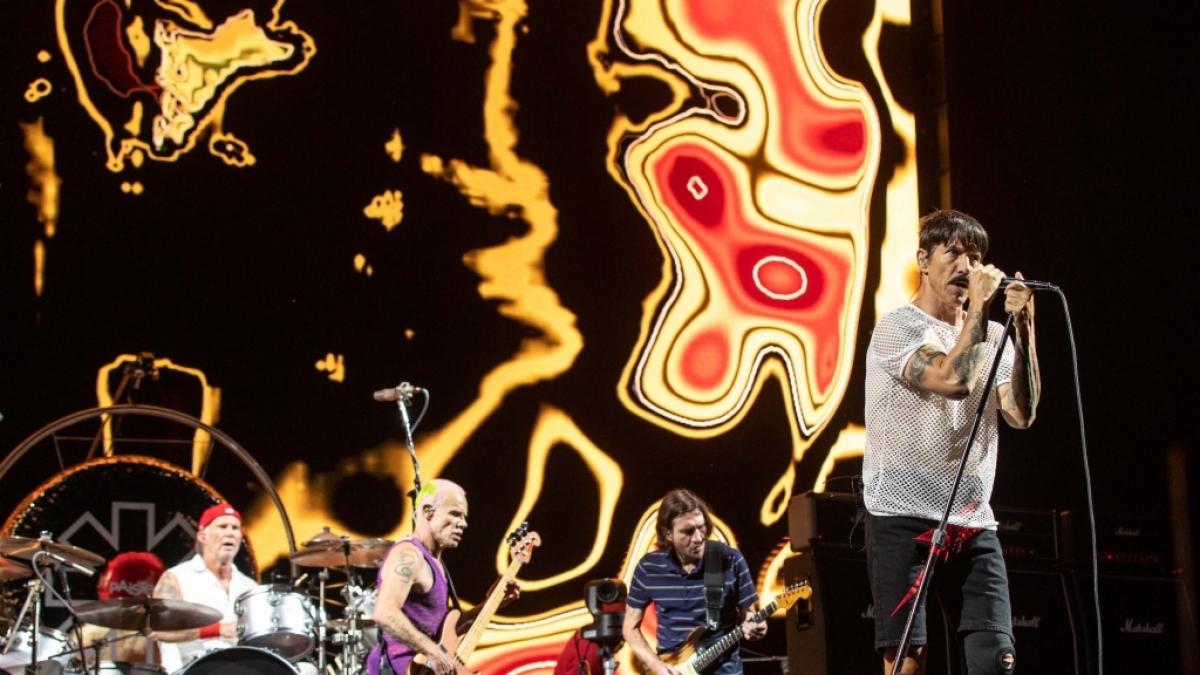 Die Red Hot Chili Peppers performen auf der B&uuml;hne. (Foto)