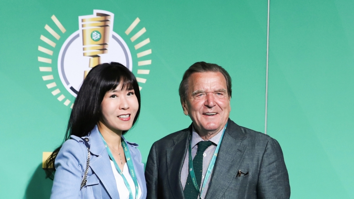 Alt-Kanzler Gerhard Schr&ouml;der mit seiner 5. Ehefrau&nbsp;So-yeon. (Foto)