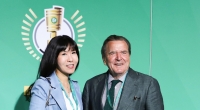 Alt-Kanzler Gerhard Schröder mit seiner 5. Ehefrau So-yeon.