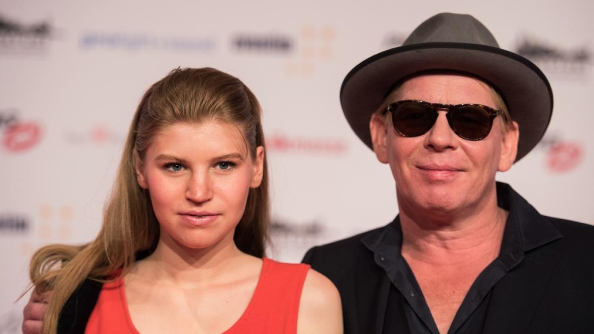 Lilith Becker, hier mit ihrem Vater, dem Schauspieler Ben Becker, ist in der Personality-Doku "7 T&ouml;chter" bei Vox dabei. (Foto)