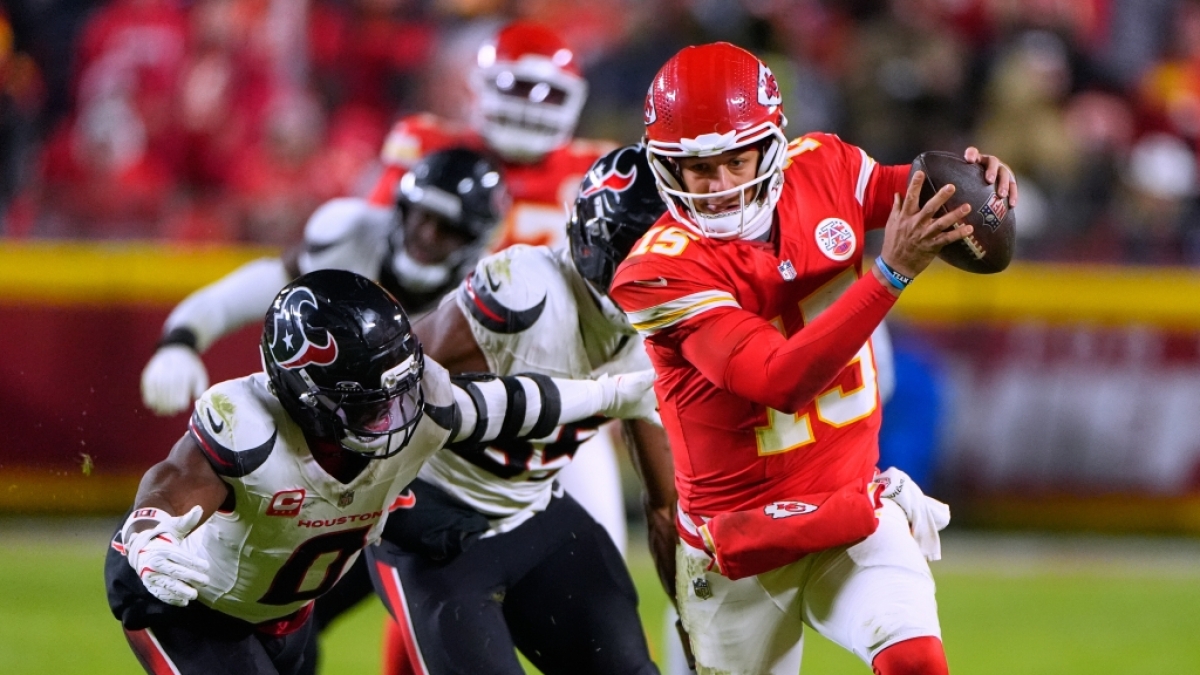 Patrick Mahomes von den Kansas City Chiefs l&auml;uft den Ball gegen die Houston Texans, am 07.12.2025. (Symbolbild) (Foto)