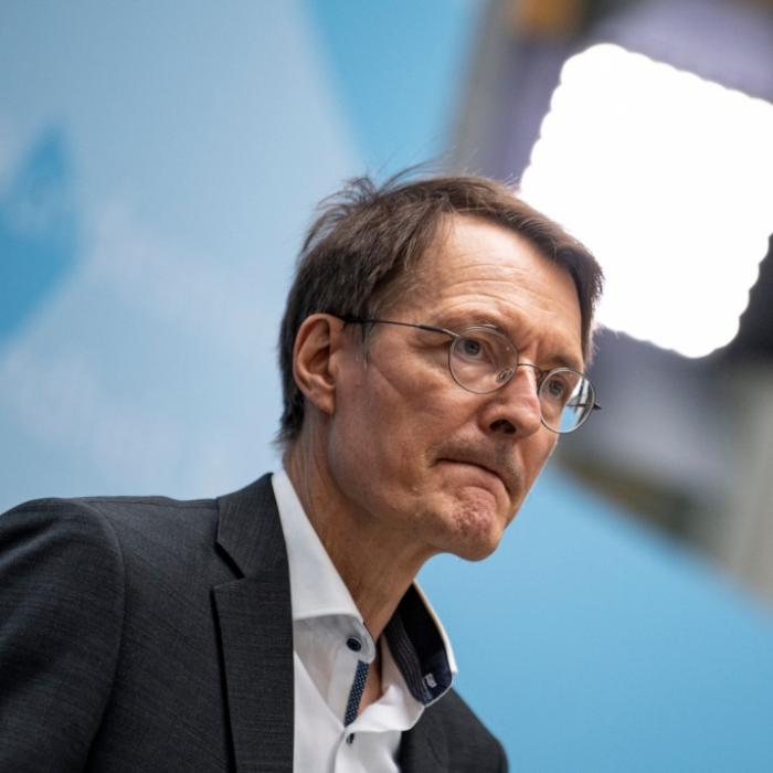 Positiv getestet trotz Vierfach-Impfung - Twitter ätzt gegen Gesundheitsminister