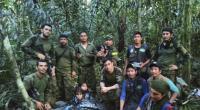 Nach dem Wunder von Kolumbien posieren Soldaten und indigene Männer mit den vier vermissten Geschwistern.