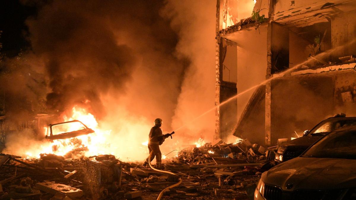 Rettungskr&auml;fte sind in Kiew damit besch&auml;ftigt, einen Brand zu l&ouml;schen, der nach russischen Raketenangriffen ausgebrochen ist. (Foto)