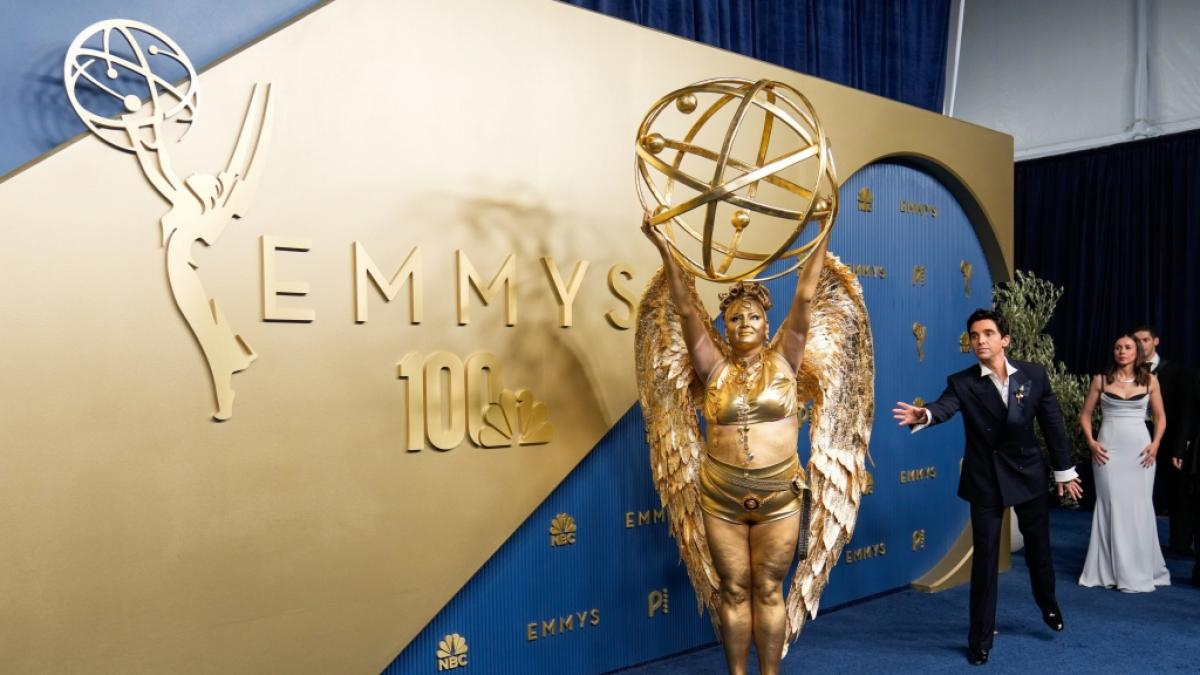 Meg Stalter irritiert bei der 78. Verleihung der Emmy Awards im Peacock Theater (Foto)