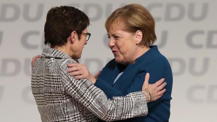 Angela Merkel gratuliert ihrer Nachfolgerin Annegret Kramp-Karrenbauer nach deren Wahlsieg zum CDU-Vorsitz.